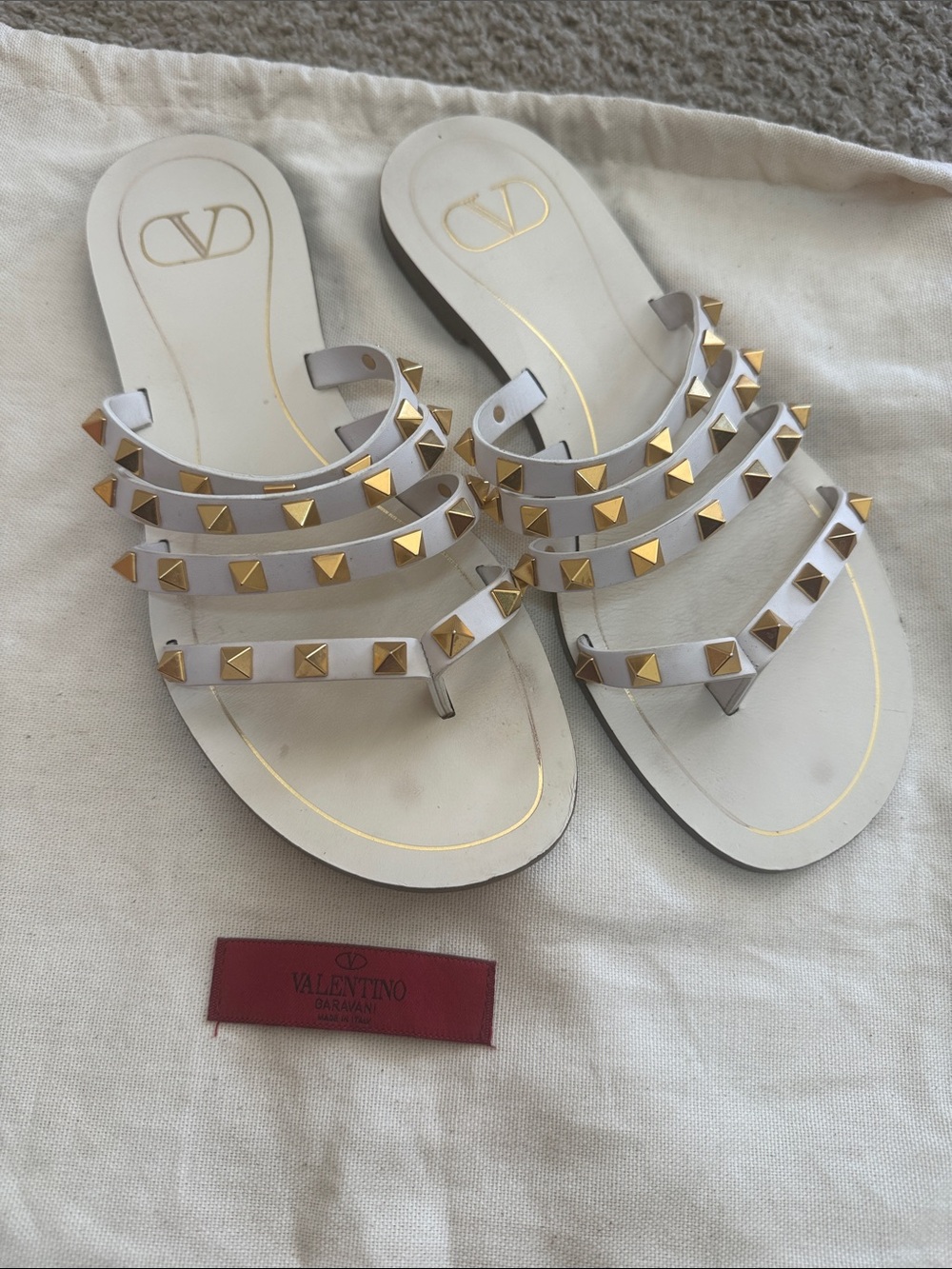 Valentino Garavani Rockstud leather sandal white with gold rockstuds 37